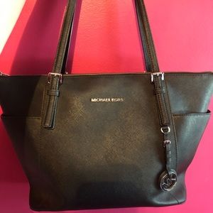 SALE!!!!!! 🎉🎉🎉🎉MICHAEL KORS LARGE JET SET TOTE